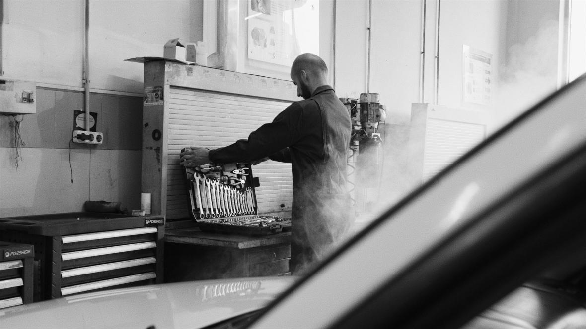 Mechaniker mit Schraubenschlüsselsatz