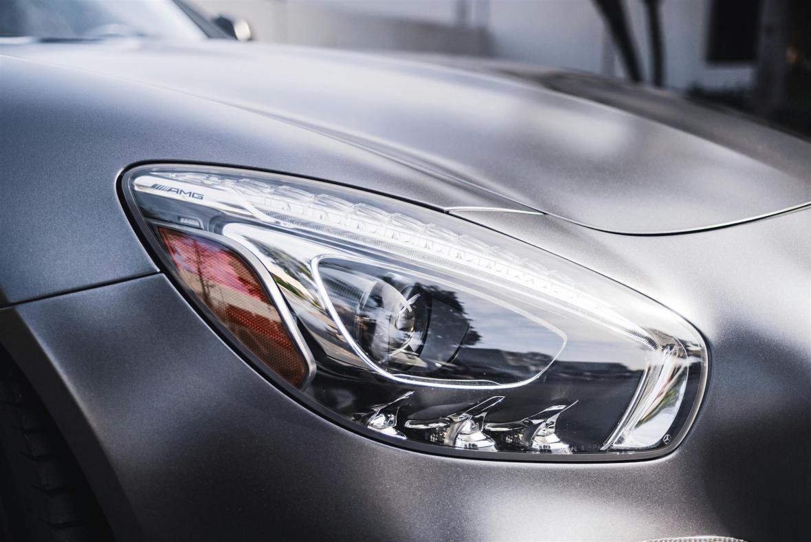 Frontscheinwerfer mit Hochgganz-Motorhaube